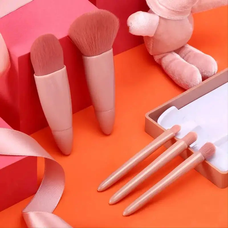 Set of 5 travel size makeup brushes